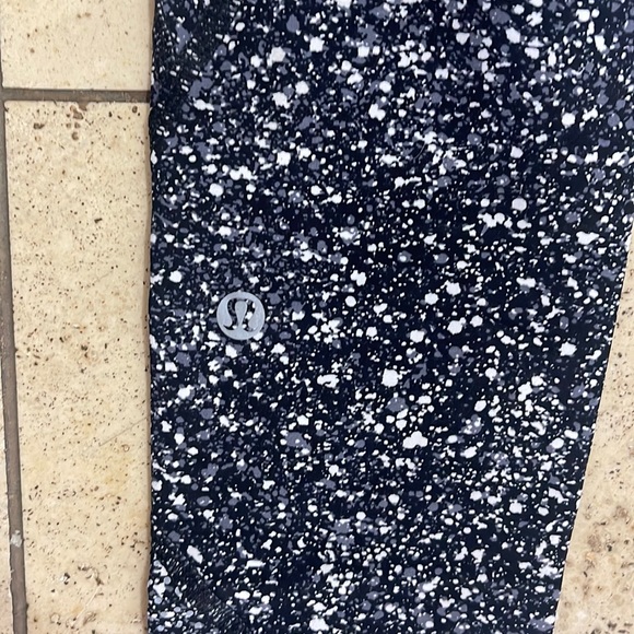 Lululemon leggings size 6 with pockets and zipper - Picture 3 of 4
